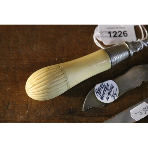 1226 - Assortment of utensils
