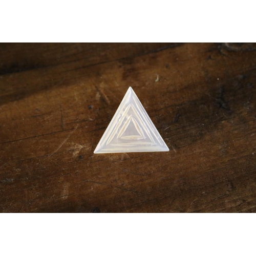 1234 - Mother of pearl triangle shaped buttons
