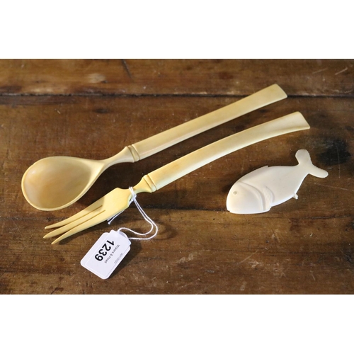 1239 - Bone salad servers and a fish figure (3)