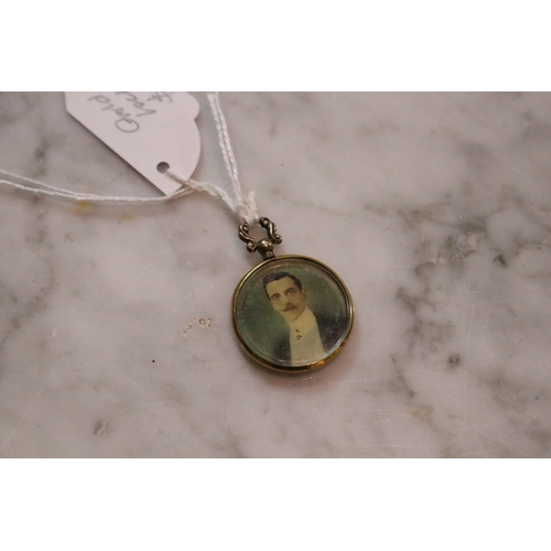 1256 - 9ct gold portrait photo pendant double sided