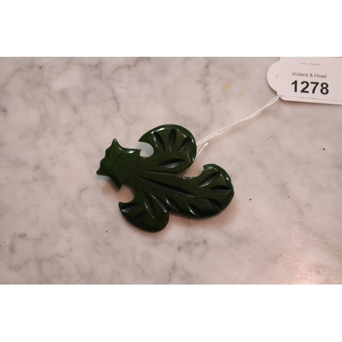 1278 - Vintage Fleur de lys green Bakelite brooch, approx 7.5cm L