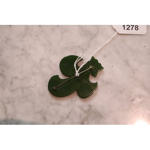 1278 - Vintage Fleur de lys green Bakelite brooch, approx 7.5cm L
