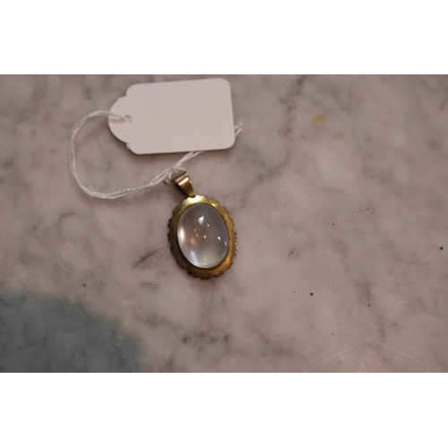 1295 - Moon stone set in a 9ct gold pendant