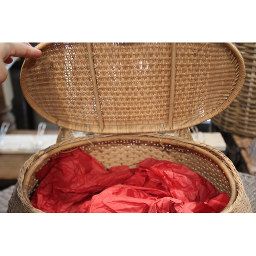 2574 - Woven cane sewing basket