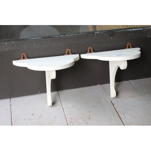 2621 - Pair of modern white painted wall brackets, 18cm H x 24cm W x 15cm D each  (2)