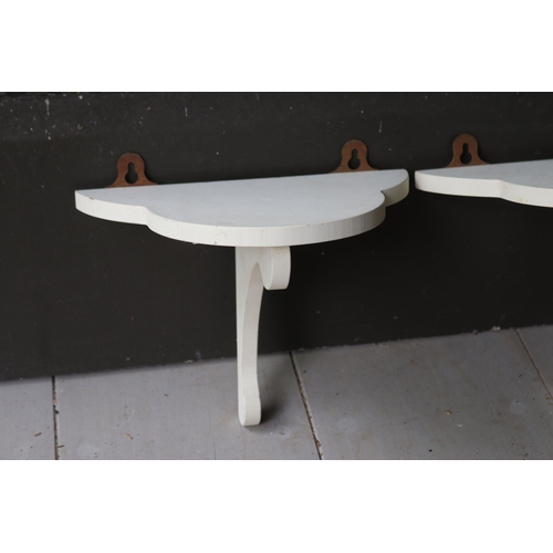 2621 - Pair of modern white painted wall brackets, 18cm H x 24cm W x 15cm D each  (2)