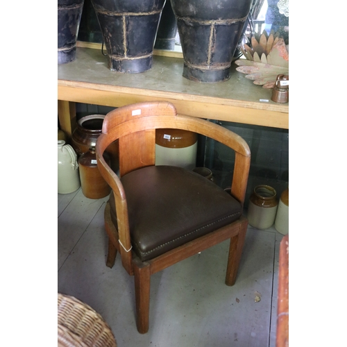 2631 - Vintage horse shoe shape arm chair
