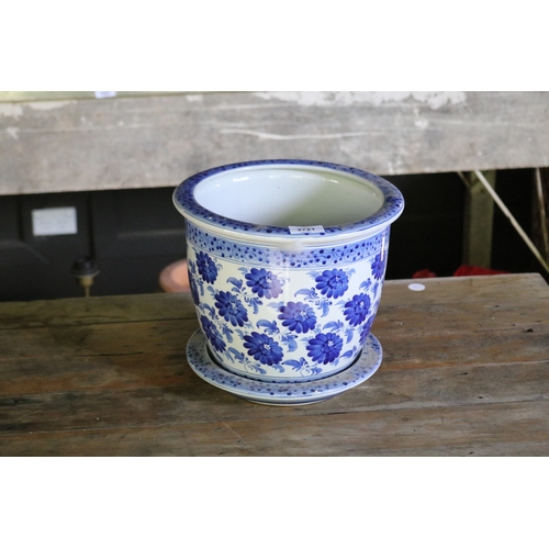2721 - Blue and white porcelain jardinière and under dish, aqpprox 22cm H x 28cm Dia