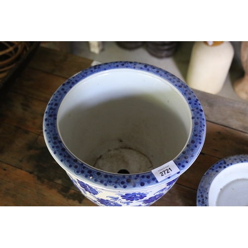 2721 - Blue and white porcelain jardinière and under dish, aqpprox 22cm H x 28cm Dia