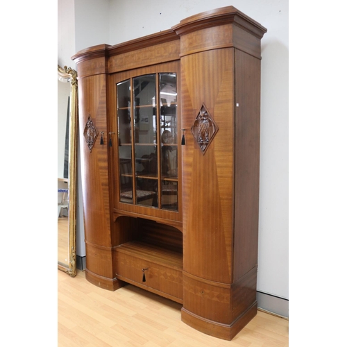 2412 - Antique Austrian Secessionist bookcase with nicely carved owl figures to each side door, fitted cabi... 