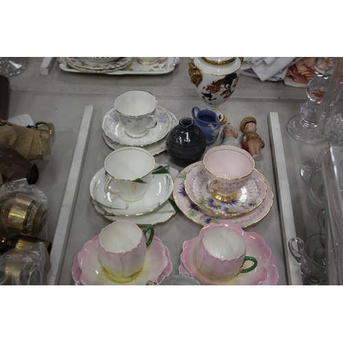 2266 - An array of cups & saucers