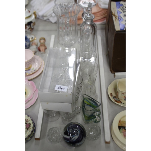 2267 - Lot of glassware to include antique & vintage, approx 30cm H and shorter