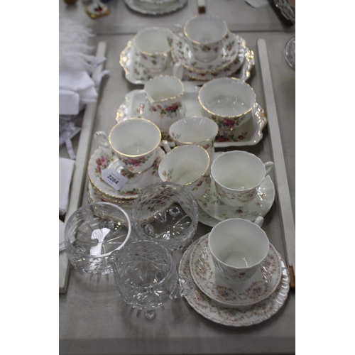 2284 - Part Royal Albert services - Moss Rose & Winsome, along with two Wedgwood tea cup, saucer and plate ... 