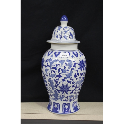 2243 - Chinese blue & white lidded jar, approx 43cm H