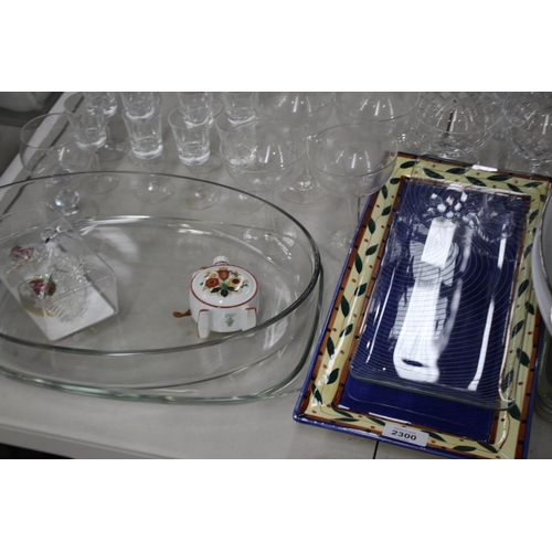 2300 - Assortment of items to include glassware, etc, approx 50cm W and smaller