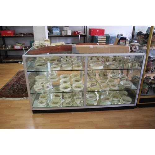 2360 - Low shop display cabinet, no lights, lock doesn't work, no keys, approx 101cm H x 180cm W x 80cm D