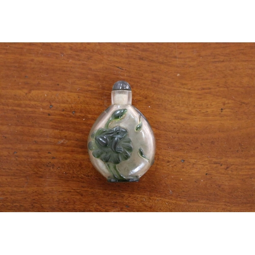 2390 - Glass frog and leaf snuff bottle, approx 7cm H