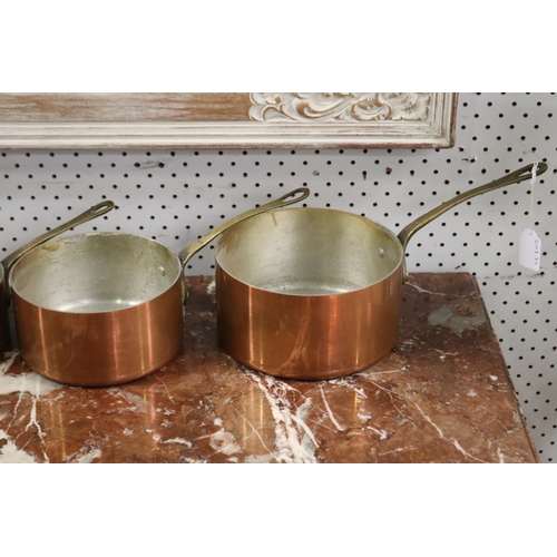 410 - Set of antique French copper saucepans with brass handles, approx 9cm H x 18cm Dia ex handle and sma... 