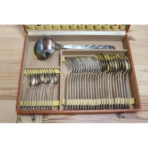 462 - French canteen of cutlery, of Art Deco design, in box