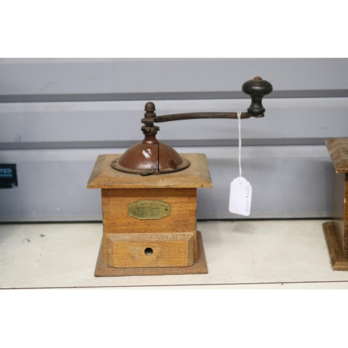 226 - French wooden cased coffee grinder, Mouvement Acier Forge, Le vainqeur, approx 20cm H