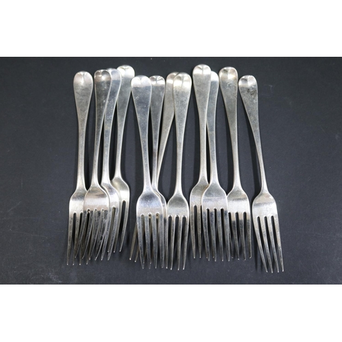 1063 - Twelve Georgian hallmarked sterling silver dinner forks, various dates and makers, approx 750 grams ... 