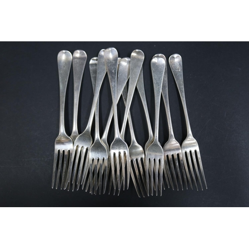 1064 - Twelve Georgian hallmarked sterling silver dinner forks, various dates and makers, approx 755 grams ... 