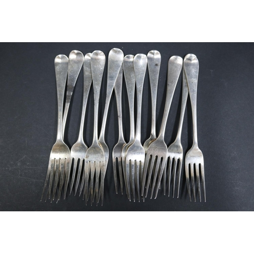 1065 - Twelve Georgian hallmarked sterling silver dinner forks, various dates and makers, approx 750 grams ... 