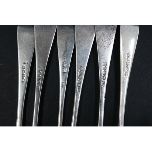 1065 - Twelve Georgian hallmarked sterling silver dinner forks, various dates and makers, approx 750 grams ... 