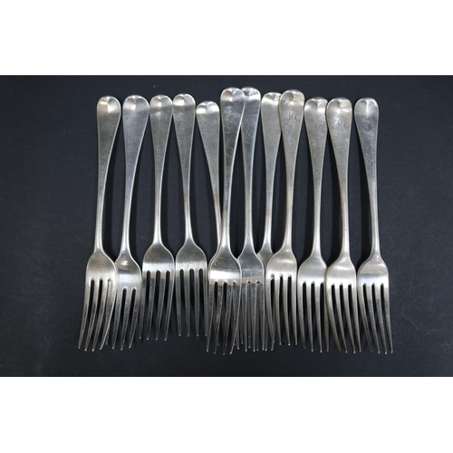 1067 - Twelve Georgian hallmarked sterling silver dinner forks, various dates and makers, approx 750 grams ... 