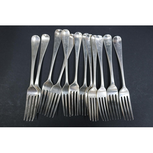 1070 - Twelve Georgian hallmarked sterling silver dinner forks, various dates and makers, approx 770 grams ... 