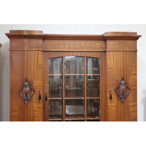501 - Antique Austrian Secessionist bookcase with nicely carved owl figures to each side door, fitted cabi... 