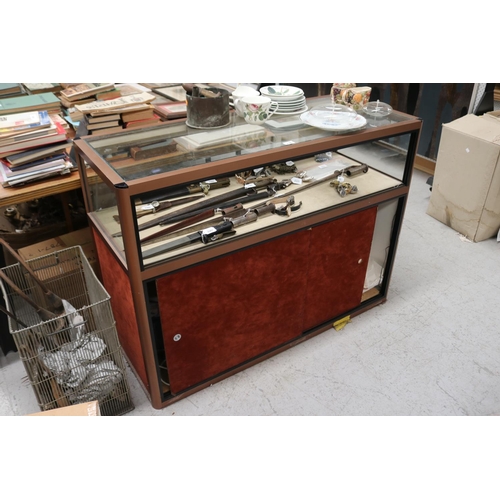 498 - Display cabinet, approx 90cm H x 124cm W x 50cm D