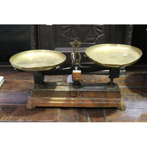 440 - Set of antique French scales with brass pans, Portee 2kg (range 2kg) approx 18cm H x 35cm W