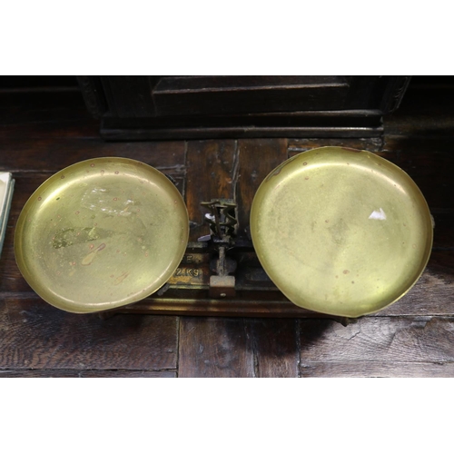 440 - Set of antique French scales with brass pans, Portee 2kg (range 2kg) approx 18cm H x 35cm W