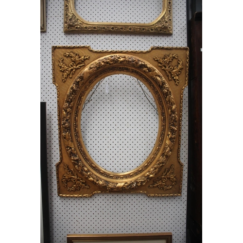 552 - Elaborate cast relief gilt picture frame, approx 73cm x 64cm
