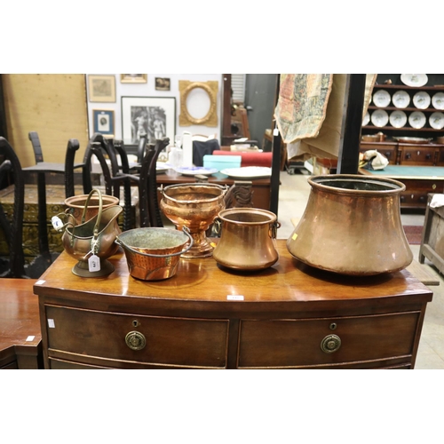 447 - Good assortment of copper to include pots, pedestal vase, etc, approx 25cm H x 35cm Dia and smaller