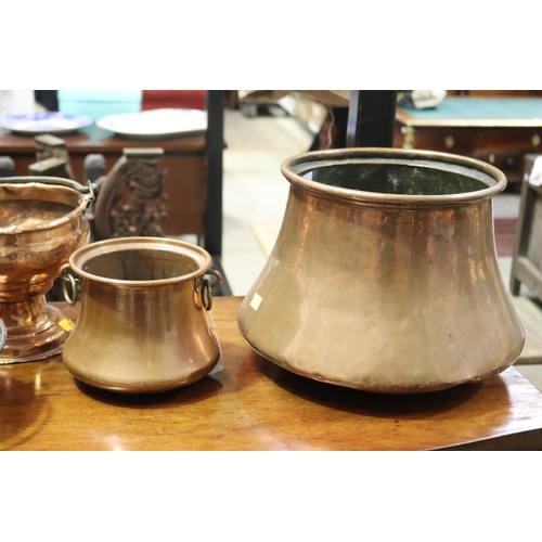 447 - Good assortment of copper to include pots, pedestal vase, etc, approx 25cm H x 35cm Dia and smaller