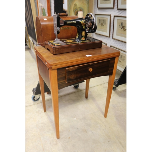 2172 - Singer sewing machine on table, approx 73cm H x 59cm W x 42cm D (closed)