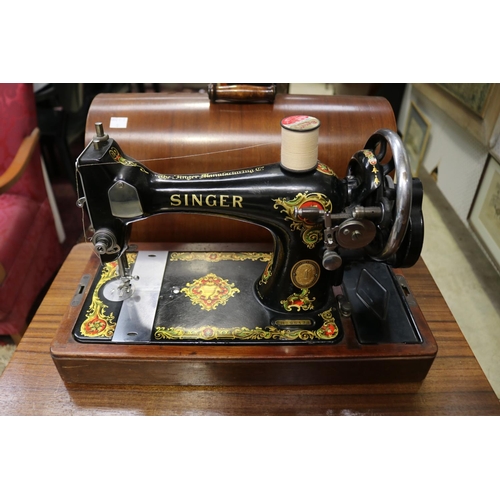 2172 - Singer sewing machine on table, approx 73cm H x 59cm W x 42cm D (closed)