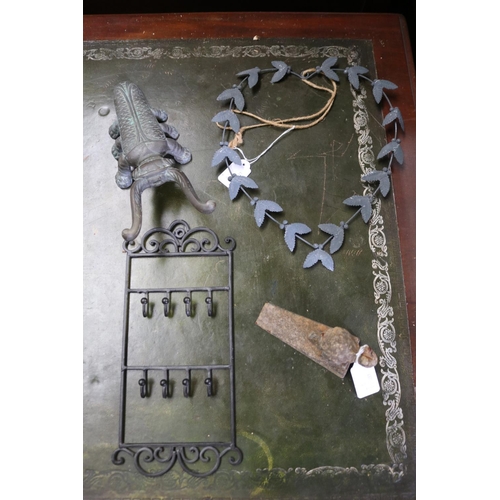 2280 - Assortment - Beetle shoe pull, snail doorstop, garland and a key rack, key rack approx 29cm H (4)