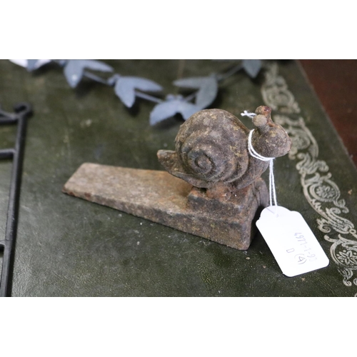 2280 - Assortment - Beetle shoe pull, snail doorstop, garland and a key rack, key rack approx 29cm H (4)