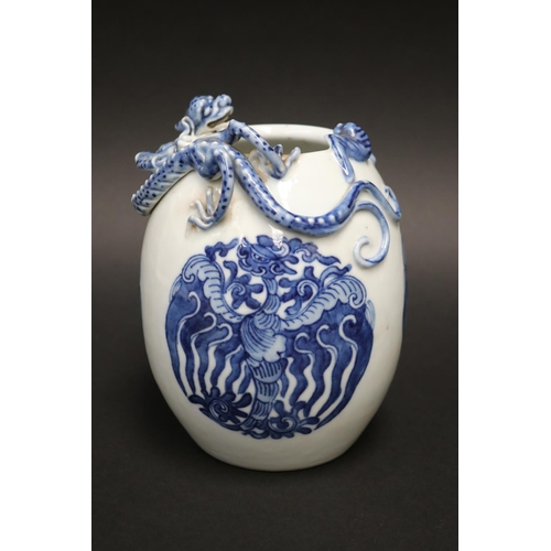 Antique Chinese 19th century blue and white porcelain base vase, with Qianlong mark, approx 17.5 cm H