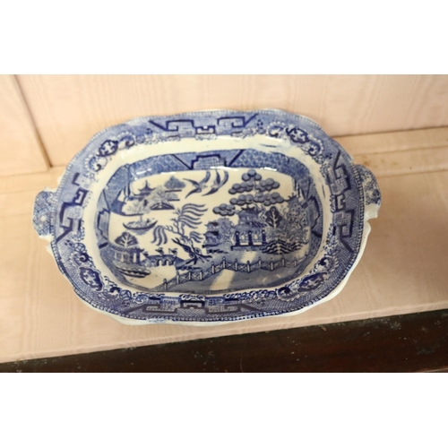 315 - Antique willow pattern blue and white lidded tureen, approx 31cm W x 24cm D