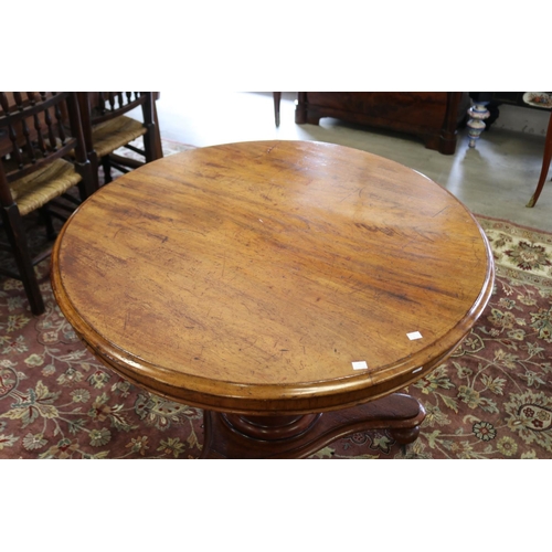 444 - Antique Australian cedar circular pedestal tilt top dining table, restored, approx 74cm H x 95cm dia