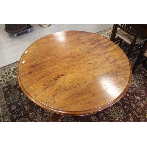 444 - Antique Australian cedar circular pedestal tilt top dining table, restored, approx 74cm H x 95cm dia