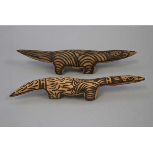 3054 - Lisa Pultara (c1959-.) Australia (Aboriginal) Two poker work Lizards, 27 cm (2)