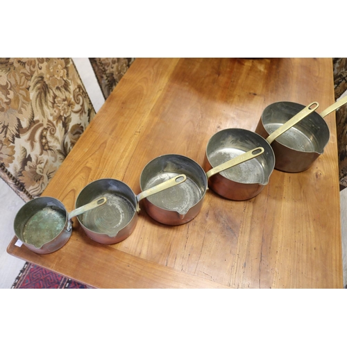 417 - Set of five French copper saucepans, all with pouring spout (5)