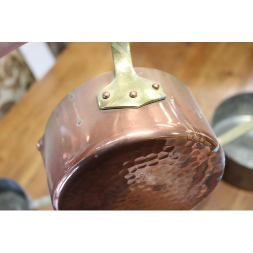 417 - Set of five French copper saucepans, all with pouring spout (5)