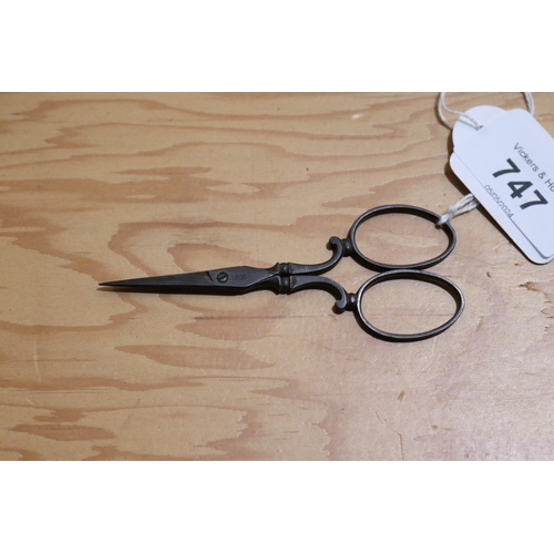 747 - Antique metal sewing scissors