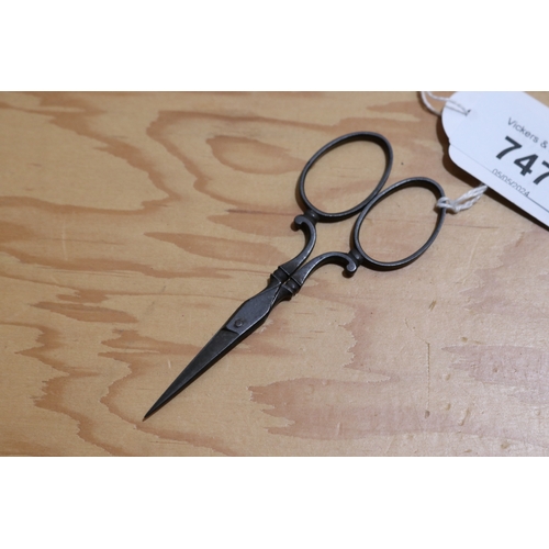 747 - Antique metal sewing scissors